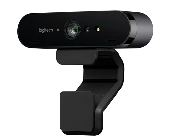 Webcam Ultra HD 4K Maroc Webcam Logitech BRIO Maroc 960-001106 Maroc, Soyez à votre meilleur dans la plupart des environnements d'éclairage lorsque vous travaillez à domicile, assistez à des réunions d'affaires et restez en contact avec votre famille et vos amis via Zoom, Teams et Skype avec la webcam Logitech BRIO Ultra HD. Avec une résolution allant jusqu'à 4K Ultra HD et des fréquences d'images allant jusqu'à 90 ips, vous diffuserez des vidéos nettes et fluides, tandis que RightLight3 avec HDR permet de créer une exposition plus uniforme dans des conditions de faible luminosité, de lumière directe du soleil ou de contraste élevé. Une lentille en verre avec un zoom numérique 5x améliore encore la qualité de l'image et les détails fins, tandis que deux micros omnidirectionnels dotés de la technologie de suppression du bruit garantissent que votre voix est au centre de la scène. Un champ de vision allant jusqu'à 90° crée une image grand angle pouvant accueillir plus d'une personne. Lorsque vous souhaitez protéger votre vie privée, activez le store de confidentialité inclus. Pour faciliter une expérience mains libres, un capteur infrarouge permet la connexion via Windows Hello. 