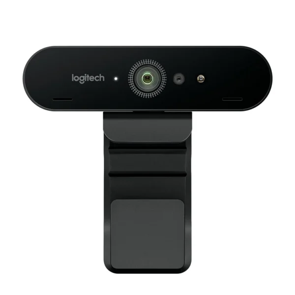 Webcam Ultra HD 4K Maroc Webcam Logitech BRIO Maroc 960-001106 Maroc, Soyez à votre meilleur dans la plupart des environnements d'éclairage lorsque vous travaillez à domicile, assistez à des réunions d'affaires et restez en contact avec votre famille et vos amis via Zoom, Teams et Skype avec la webcam Logitech BRIO Ultra HD. Avec une résolution allant jusqu'à 4K Ultra HD et des fréquences d'images allant jusqu'à 90 ips, vous diffuserez des vidéos nettes et fluides, tandis que RightLight3 avec HDR permet de créer une exposition plus uniforme dans des conditions de faible luminosité, de lumière directe du soleil ou de contraste élevé. Une lentille en verre avec un zoom numérique 5x améliore encore la qualité de l'image et les détails fins, tandis que deux micros omnidirectionnels dotés de la technologie de suppression du bruit garantissent que votre voix est au centre de la scène. Un champ de vision allant jusqu'à 90° crée une image grand angle pouvant accueillir plus d'une personne. Lorsque vous souhaitez protéger votre vie privée, activez le store de confidentialité inclus. Pour faciliter une expérience mains libres, un capteur infrarouge permet la connexion via Windows Hello.