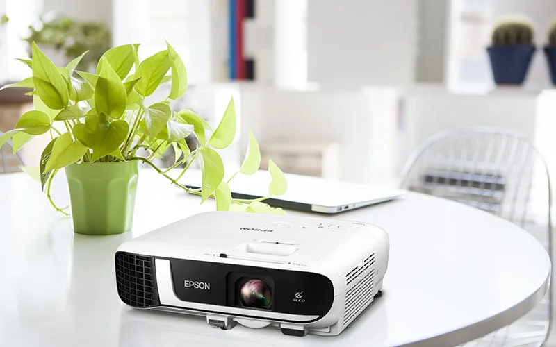 Vidéoprojecteur Epson EB-FH52 Maroc Vidéoprojecteur EB-FH52 Maroc Epson EB-FH52 Maroc V11H978040, L'association d'une luminosité de 4 000 lumens, d'un taux de contraste élevé (16 000:1) et d'une résolution Full HD 1080p offre une qualité d'image supérieure et une expérience de visualisation optimale, y compris dans des environnements lumineux. 