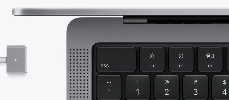 Apple MacBook Pro M2 Pro 14" Maroc MacBook M2 Pro, Apple MacBook Pro 14 M2 Pro Maroc MPHJ3FN/A, MagSafe 3 permet de connecter un câble d'alimentation rapidement et facilement tout en protégeant votre MacBook Pro 14 M2 Pro. Apple propose également une charge rapide au MacBook Pro, vous permettant de charger jusqu'à 50 % en seulement 30 minutes.