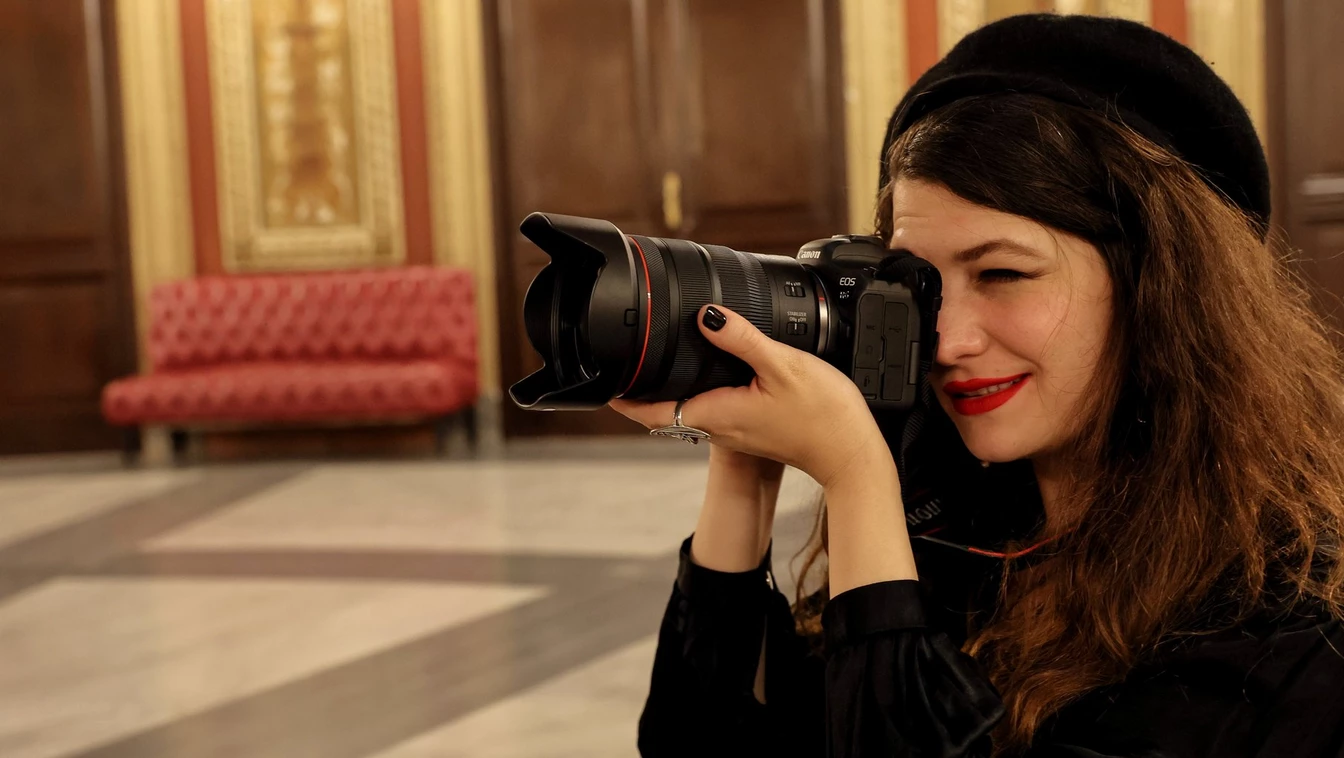 Canon EOS R6 Maroc Appareil photo hybrid Maroc RF 24-105mm F4-7.1 IS STM Maroc 4082C023AA, Une première pour les appareils photo EOS intègre une stabilisation d'image par déplacement du capteur sur cinq axes qui compense jusqu'à huit niveaux impressionnants de bougé de l'appareil photo pour une compensation vraiment efficace adaptée aux prises de vue à main levée avec des vitesses d'obturation plus lentes.