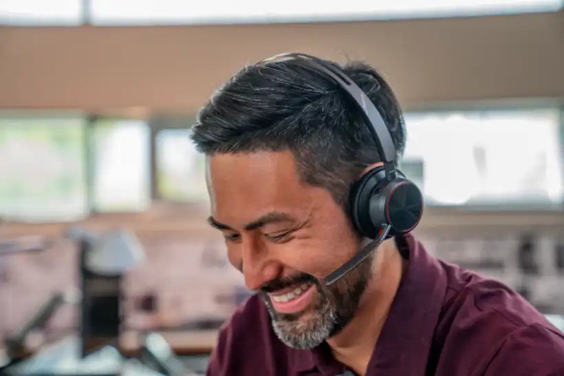 Trois niveaux de suppression active du bruit hybride, Poly Voyager Focus 2 USB-A Casque sans fil 213726-01, Faites l’expérience de l’excellence acoustique que d’autres ne peuvent pas toucher. L’arrière-plan bruyant et distrayant vient de disparaître avec trois niveaux d’ANC hybride numérique avancé