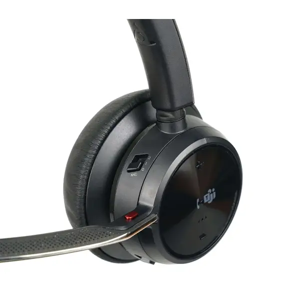 Le microphone de Poly Voyager Focus 2 support de charge USB-A (213727-01) peut être placé sur le côté droit ou gauche selon la façon dont vous portez le casque. 