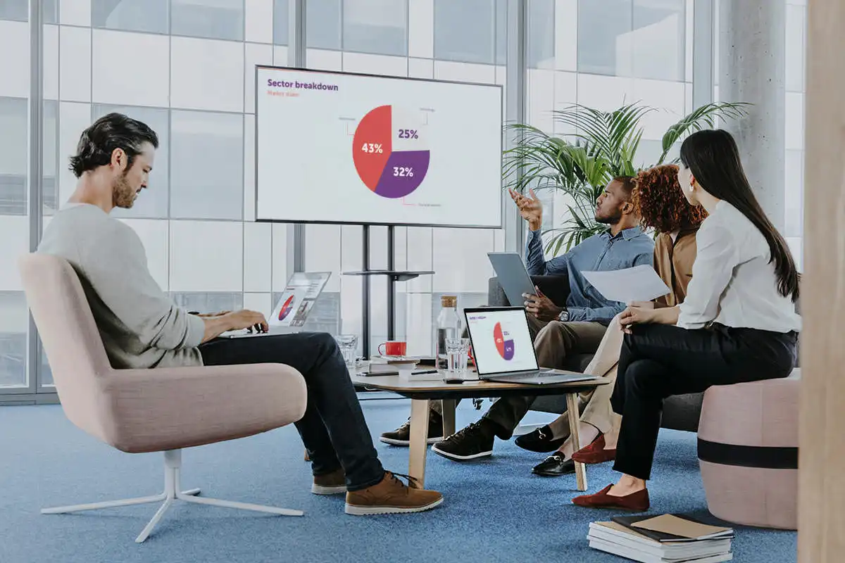 Barco Maroc ClickShare C-10 Gen2 Maroc Système de présentation sans fil Maroc R9861611EUB1, Ou mettez en œuvre le BYOD complet en résolution 4K : la duplication d'écran avec Airplay, GoogleCast et Miracast fonctionne parfaitement. Tout le monde, y compris les invités, peut partager du contenu sans fil sur l'écran principal de la salle grâce à notre expérience de réunion en un clic. Deux utilisateurs peuvent partager côte à côte en résolution Full HD à l'écran.