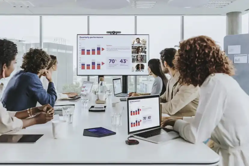 Barco Maroc ClickShare C-5 Gen2 Maroc Système de présentation sans fil Maroc R9861605EU, Démarrez une réunion en groupe en quelques secondes et partagez facilement le contenu de votre appareil avec le ClickShare C-5 Gen 2 de Barco . Ce système de conférence Bring-Your-Own-Device est un hub de partage de contenu intuitif qui permet aux utilisateurs de collaborer sans fil dans les salles de réunion pour garantir le bon déroulement des réunions hybrides d'un simple clic dans l'application ClickShare, depuis n'importe quel ordinateur portable ou appareil mobile.