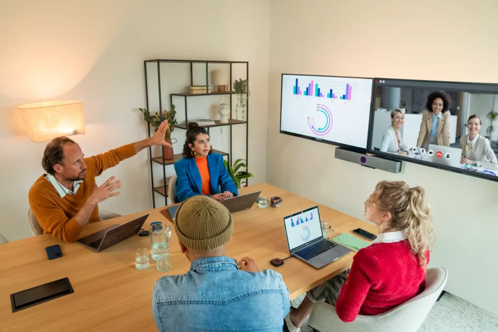R9861633EUB2 Barco Maroc ClickShare BAR Pro Maroc Barre visioconférence 4K UHD Maroc, La ClickShare Bar Pro est une barre de son de vidéoconférence tout-en-un . Il dispose d’une caméra, de 6 microphones et de 2 haut-parleurs. La caméra a une résolution UHD 4K , un champ de vision de 120° et un zoom numérique 3x . Il s’agit d’une caméra intelligente dotée de plusieurs options de cadrage intelligentes .
