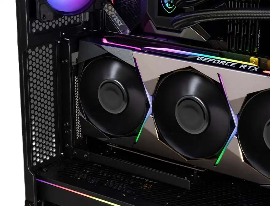 306-7G18P25-809 MSI MPG VELOX 100P AIRFLOW Boîtier PC Gaming moyen, Le panneau d'E/S supérieur est disposé dans le sens de la longueur, avec alimentation, réinitialisation, audio HD, deux ports USB 3.2 Gen1 et un USB-C Gen2, ainsi qu'un bouton de commande LED. En haut et à l'écart, la gestion des câbles est assez simple.