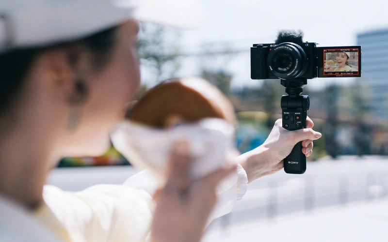 Appareil photo Sony Sony ZV-E10 II Maroc Sony ZV-E10 II + Objectif 16-50 mm Maroc 4548736160958 Maroc Appareil photo hybride Maroc, Sony ZV-E10 II  un écran tactile LCD arrière de 3 pouces (7,6 cm) avec 1,04 million de points et un système rabattable permet de se filmer ou de prendre des selfies en toute simplicité. Un témoin lumineux intégré crée un liseré rouge autour de l'écran LCD pendant l'enregistrement. Si vous filmez en format vertical pour TikTok ou Instagram