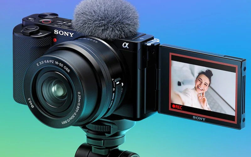 Appareil photo Sony Sony ZV-E10 II Maroc Sony ZV-E10 II + Objectif 16-50 mm Maroc 4548736160958 Maroc Appareil photo hybride Maroc, L'enregistrement vidéo UHD 4K est possible jusqu'à 60 images par seconde et utilise la lecture intégrale des pixels avec un suréchantillonnage 5,6K pour une image plus détaillée, avec une réduction du moiré et de l'aliasing