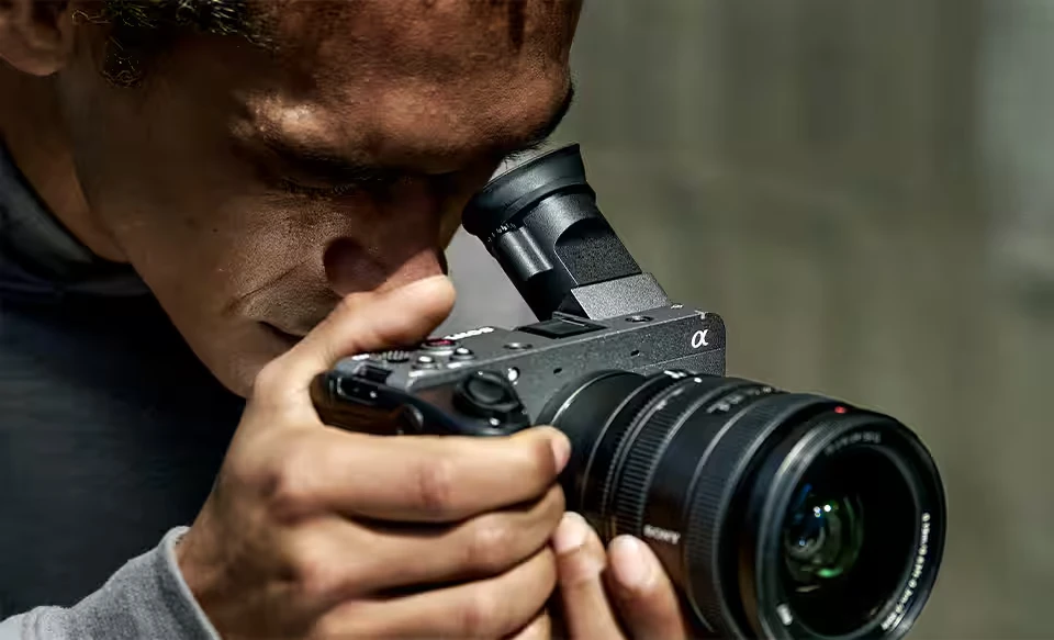 Caméra de cinéma Sony FX2 Maroc Sony ILME-FX2 Maroc 4548736166028 Maroc Caméra de cinéma Sony Maroc, capteur Exmor R rétroéclairé de 33 mégapixels à un processeur BIONZ XR, Sony FX2 permet de capturer des vidéos 4K d'une netteté exceptionnelle, avec des dégradés naturels, des couleurs réalistes et un faible niveau de bruit, aussi bien en plein format qu'en Super 35 