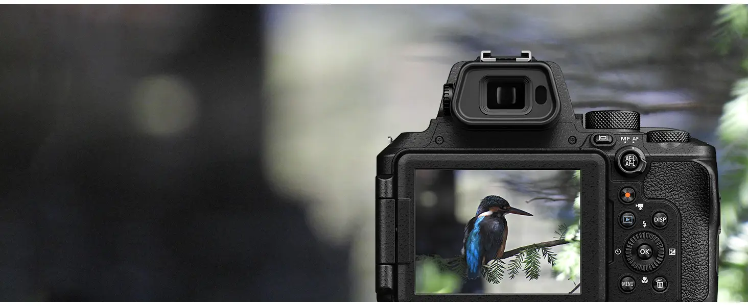 Nikon COOLPIX P950 Appareil photo numérique CMOS BSI 16MP 4K UHD 2160p (4960759912886) 28 Nikon Appareil photo numérique Maroc Nikon COOLPIX P950 Maroc 4960759912886 Maroc Appareil photo Canon Maroc, Le principal atout du Nikon COOLPIX P950 réside dans son impressionnant zoom 83x, offrant une plage focale équivalente de 24 à 2000 mm, du grand angle au super téléobjectif. Cette plage peut être doublée à 166x grâce au zoom numérique précis, permettant ainsi d'isoler parfaitement les sujets éloignés