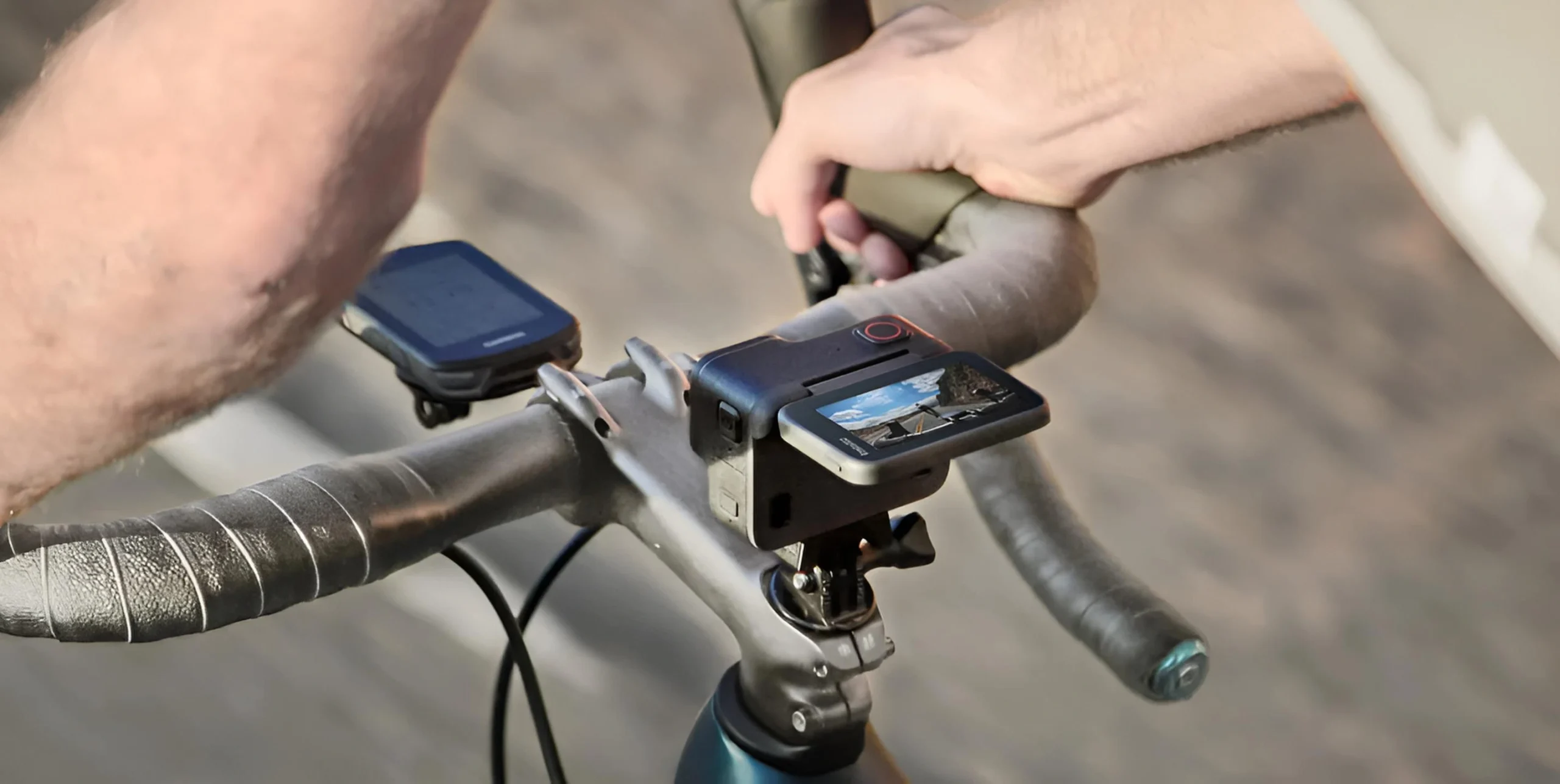 6970357856251 Maroc Caméra d'action Maroc Insta360 Maroc Insta360 Ace Pro Maroc Caméra d'action 360° Maroc Caméra d'action étanche Maroc, Une flexibilité de prise de vue optimale. Un second écran pour cadrer parfaitement vos plans, avec prévisualisation en direct et contrôle à distance ! Fixez-le à votre poignet ou à votre guidon et contrôlez l’action à distance 