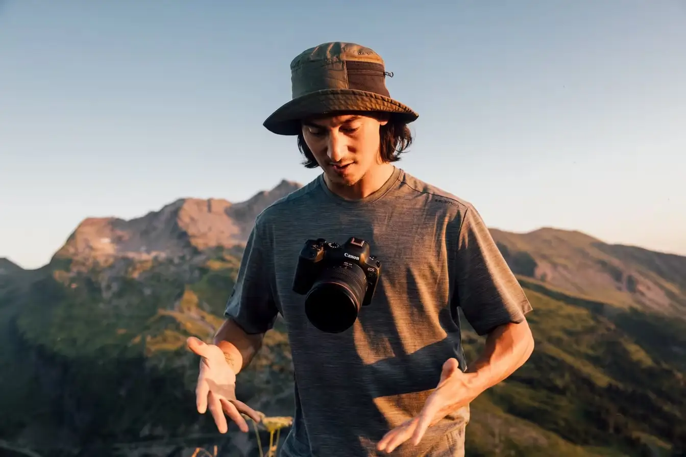 Camera Canon Appareil photo Canon EOS R6 MARK II Maroc 4549292200522 Maroc Appareil photo Canon EOS R6 MARK II Maroc, Le stabilisateur d'image intégré (IBIS) corrige jusqu'à 7 vitesses d'obturation de flou de bougé lors de prises de vue à main levée, facilitant ainsi les prises de vue en basse lumière et réduisant les tremblements lors de l'enregistrement vidéo