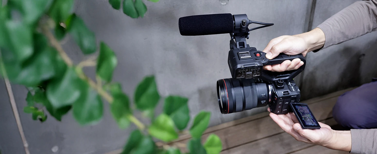 Caméra Canon EOS C50 Maroc Caméra cinéma Maroc Caméra cinéma plein format Maroc 4549292254600 Maroc, Les options d'enregistrement supplémentaires du Canon EOS C50 incluent le format Cinema RAW Light 7K60 avec trois modes d'enregistrement 12 bits (HQ, ST et LT). Le codec XF-AVC standard est disponible en 10 bits 4:2:2 pour des images riches en détails et fluides jusqu'à 120 images/seconde sans recadrage.