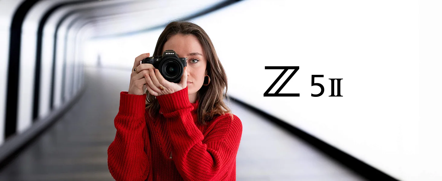 Camera Nikon Appareil photo Nikon Z5II Z 24-50mm f/4-6.3 Maroc 4960759920355 Maroc Appareil photo NIKON Z5 II avec objectif Z 24-50mm f/4-6.3 Maroc, Le Nikon Z5II Z 24-50mm f/4-6.3 conjugue tout le savoir-faire optique et numérique de la marque dans un boîtier qui privilégie l’équilibre entre performance, compacité et évolutivité. Grâce à un capteur IBIS FX plein format de 24,5 Mpx, une stabilisation mécanique sur 5 axes et un processeur EXPEED 7