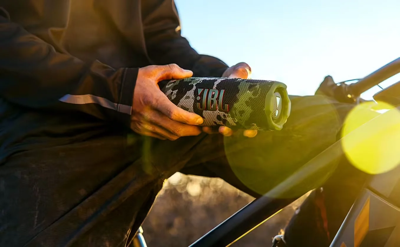 1200130019296 Maroc JBL Flip 7 Rouge Maroc Enceinte portable Maroc Enceinte sans fil Bluetooth Maroc Enceinte JBL Maroc Flip 7 Maroc, Nous avons réhaussé nos basses et affiné notre tweeter. Résultat ? Des basses puissantes et plus claires, même à un volume maximal et des fréquences plus élevées grâce à un nouveau design du dôme de tweeter