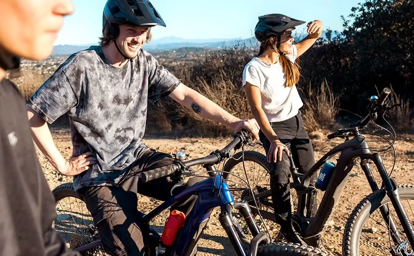 1200130019326 Maroc JBL Flip 7 Rose Maroc Enceinte portable Maroc Enceinte sans fil Bluetooth Maroc Enceinte JBL Maroc Flip 7 Maroc, il est facile de coupler deux enceintes Flip 7 en stéréo pour un son plus immersif et de connecter plusieurs enceintes JBL compatibles Auracast pour diffuser la même playlist dans un espace plus vaste.