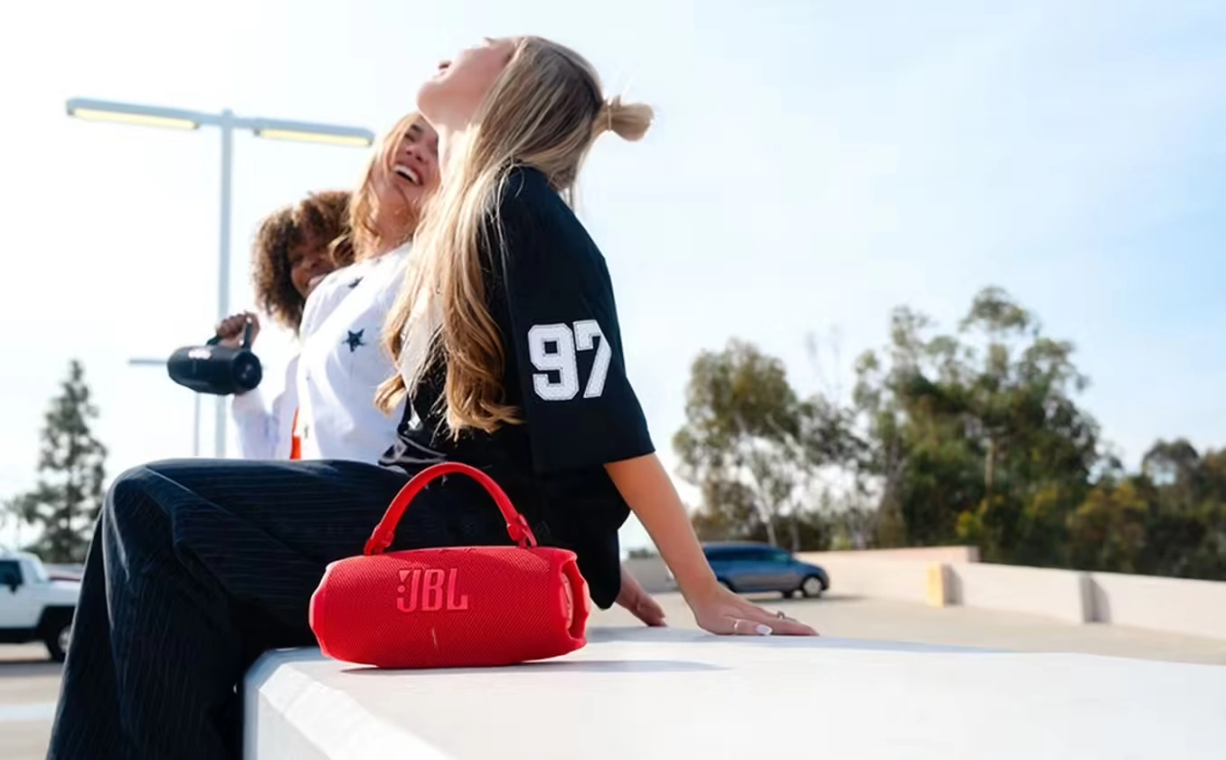 JBL Charge 6 Rouge Enceinte portable sans fil Bluetooth 45 Watts RMS (1200130019562) 27 1200130019562 Maroc JBL Charge 6 Rouge Maroc Enceinte portable Maroc Enceinte sans fil Bluetooth Maroc Enceinte JBL Maroc Charge 6 Maroc, Comment le profil acoustique de la JBL Charge, déjà excellent, peut-il encore s’améliorer ? Nous disposons de quelques-uns des meilleurs ingénieurs du secteur et ils ont retouché notre équipement afin de produire les sons les plus réalistes à ce jour