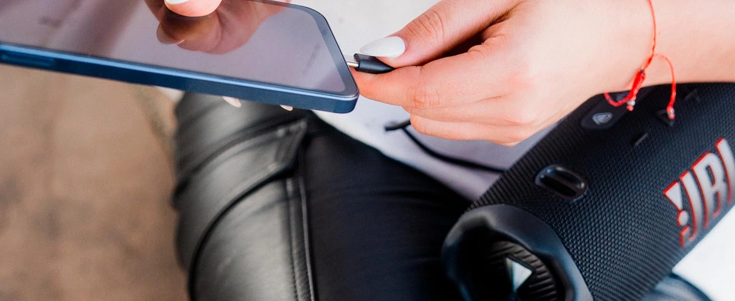 JBL Charge 6 Violet Enceinte portable sans fil Bluetooth 45 Watts RMS (1200130019593) 28 Pas besoin d'interrompre la fête ! Notre batterie externe intégrée vous permet de recharger votre appareil mobile* tout en écoutant votre musique préférée