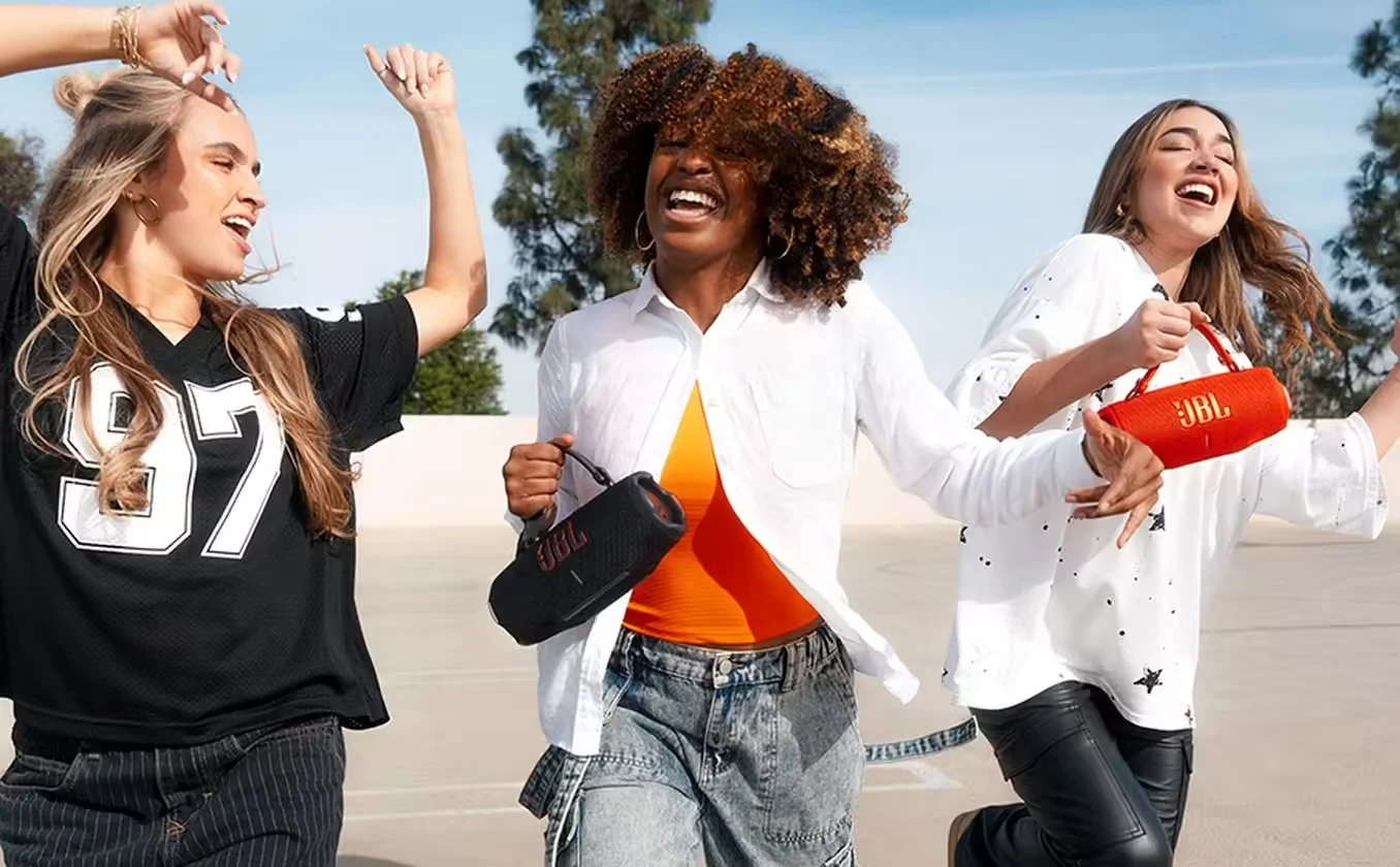 JBL Charge 6 Rose Enceinte portable sans fil Bluetooth 45 Watts RMS (1200130019623) 31 1200130019623 Maroc JBL Charge 6 Rose Maroc Enceinte portable Maroc Enceinte sans fil Bluetooth Maroc Enceinte JBL Maroc Charge 6 Maroc, il est possible de facilement coupler en stéréo deux enceintes Charge 6 pour obtenir une scène sonore plus large et de connecter plusieurs enceintes JBL