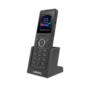 Il s’adapte à divers environnements grâce à son design ergonomique, son clip ceinture robuste et sa base de recharge incluse. Sa connectivité Bluetooth 5.0 permet une utilisation avec des casques sans fil, tandis que le port jack 3,5 mm offre une option filaire.